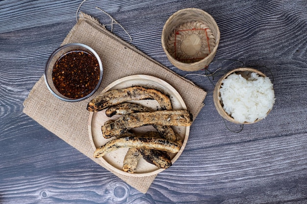 Fatia de búfalo grelhado para comida com arroz pegajoso cozido