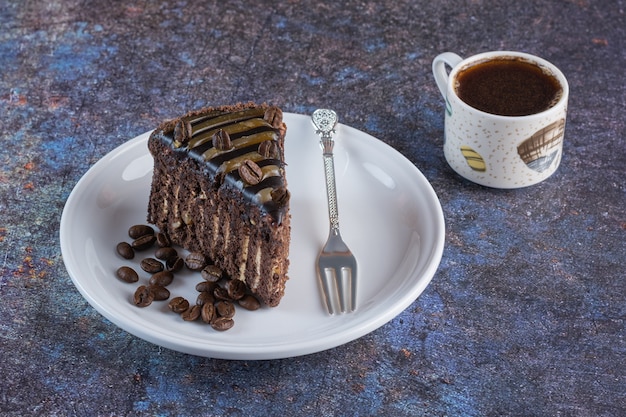 Fatia de café caseiro fresco com xícara de café