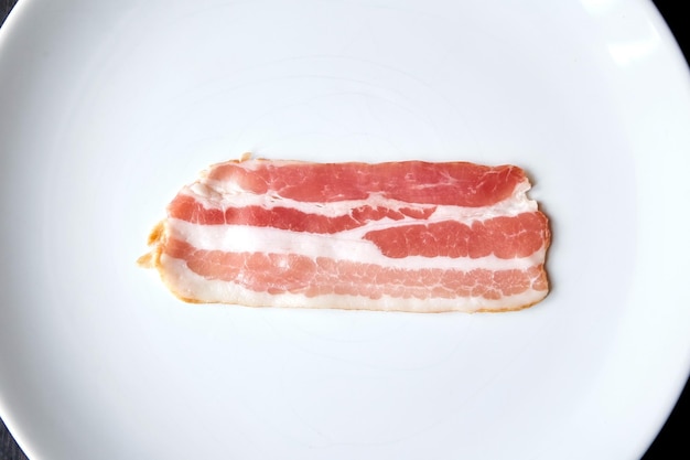 Fatia de carne de porco defumada crua de tira de bacon isolada em branco