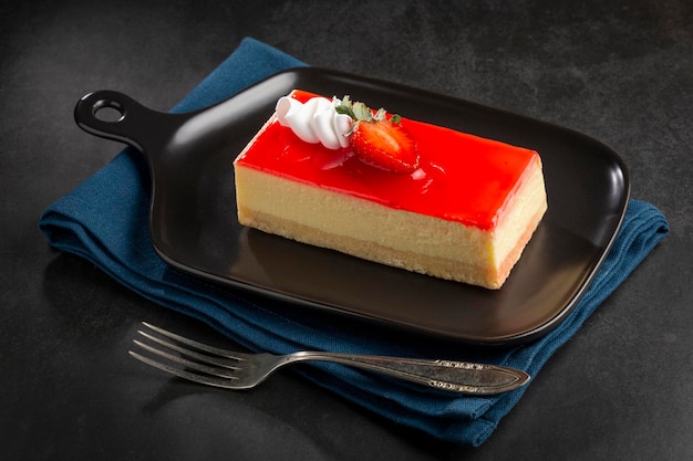 Fatia de cheesecake com cobertura de morango