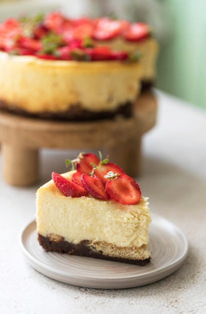 Fatia de cheesecake com morangos frescos