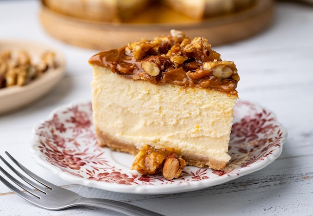 Fatia de cheesecake de praliné de amêndoa e noz em um prato