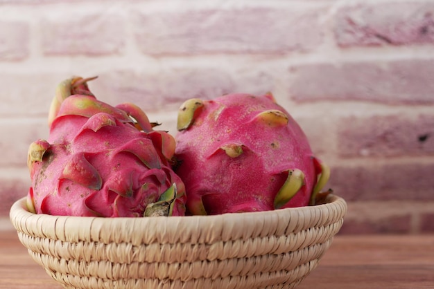 Fatia de fruta do dragão em uma tábua de cortar