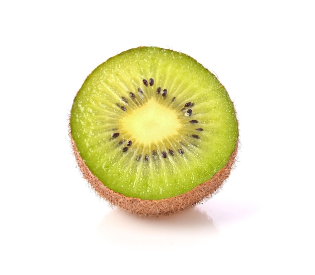 Fatia de fruta kiwi no fundo branco