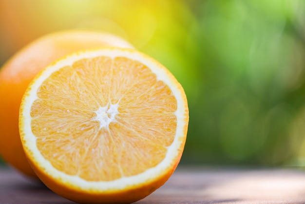 Fatia de fruta laranja fresca metade no fundo de natureza de verão