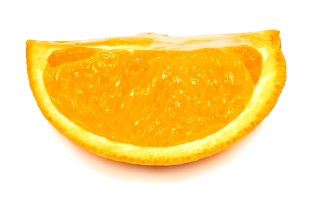 Fatia de fruta laranja isolada em fundo branco