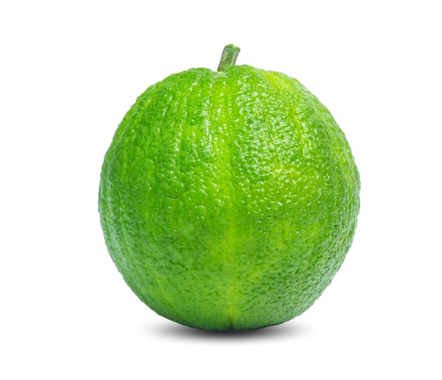 Fatia de fruta laranja verde isolada no fundo branco