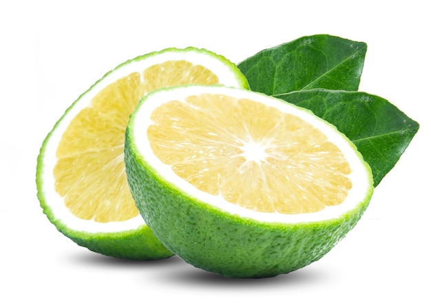 Fatia de fruta laranja verde isolada no fundo branco