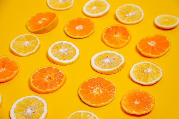 Fatia de frutas de limão e laranja em fundo amarelo Papel de parede bonito para bebida saudável de verão