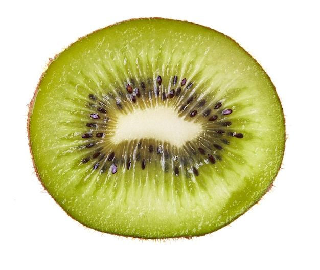 Fatia de kiwi isolada em um fundo branco