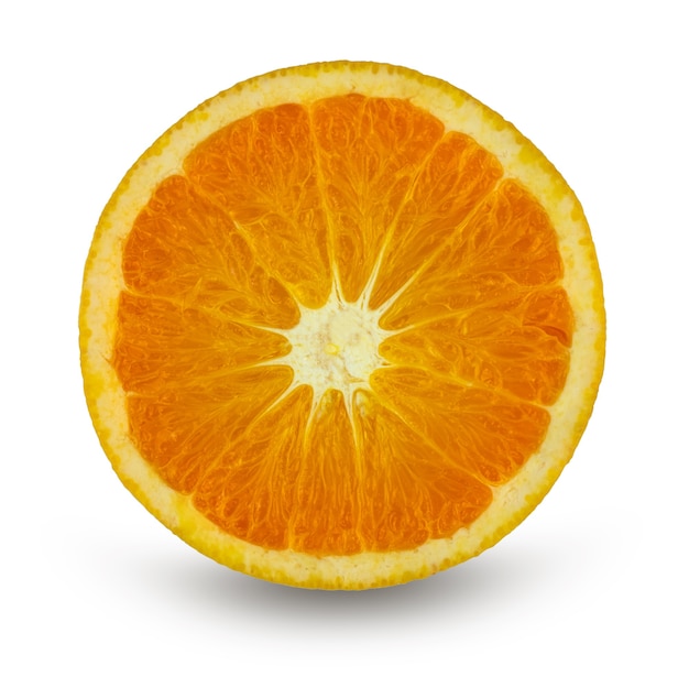 Fatia de laranja cítrica clementina isolada no branco com traçado de recorte