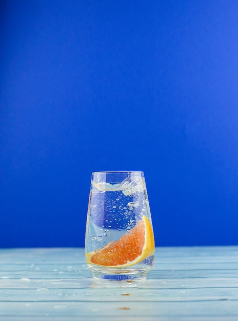 Fatia de laranja em copo de água