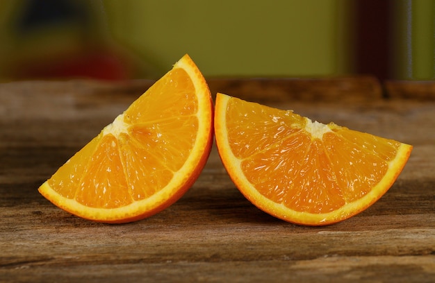 Foto fatia de laranja em madeira