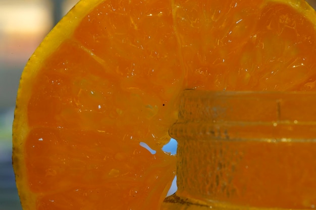 Fatia de laranja fresca em um suporte de vidro