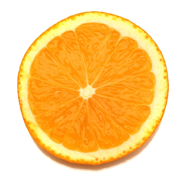 Fatia de laranja isolada no branco