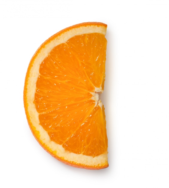 Fatia de laranja isolada no fundo branco