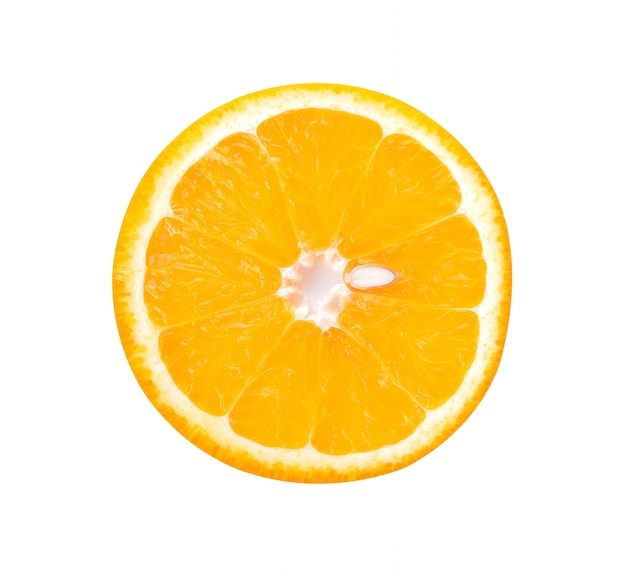 Fatia de laranja isolada no fundo branco