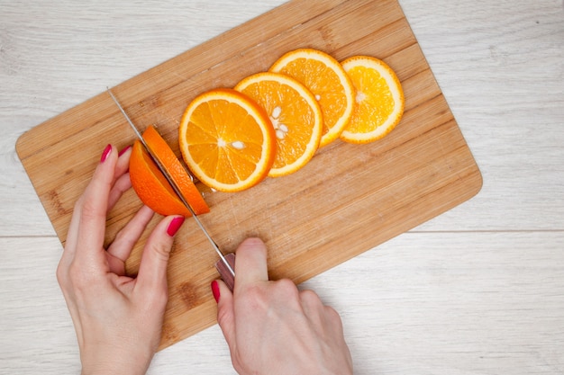 Fatia de laranja na placa de madeira