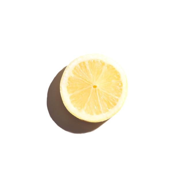 Fatia de limão isolada no fundo branco. Vista do topo.