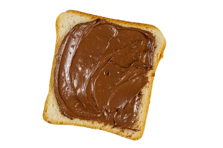 Foto fatia de pão com delicioso chocolate avelã espalhado isolado no fundo branco