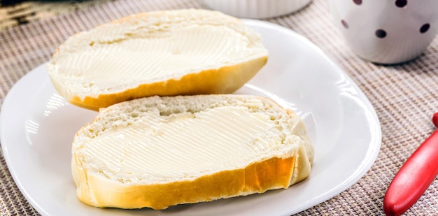 Fatia de pão de sal cortado com manteiga chamado pão francês no café da manhã brasileiro brasileiro