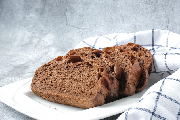 Fatia de pão macio de chocolate em prato branco