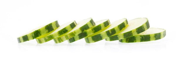 Fatia de pepino isolada no fundo branco