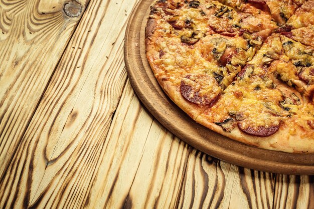 Fatia de pizza caseira deliciosa com queijo derretido em uma mesa de madeira rústica pronta para comer