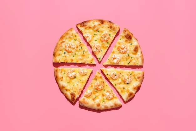 Fatia de pizza com camarão acima da vista em um fundo rosa