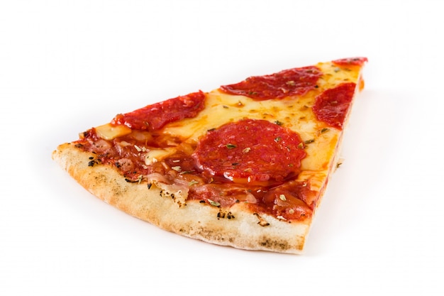 Fatia de pizza de calabresa italiana quente isolada no branco