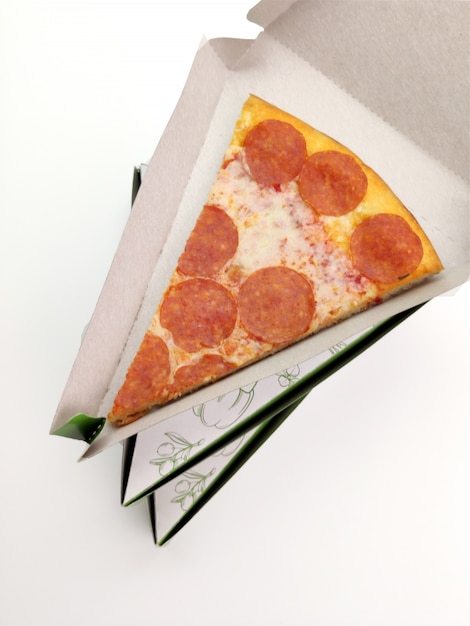 Fatia de pizza em embalagem triangular