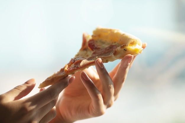 Fatia de pizza quente com queijo derretido Almoço ou jantar comida deliciosa tradicional italiana