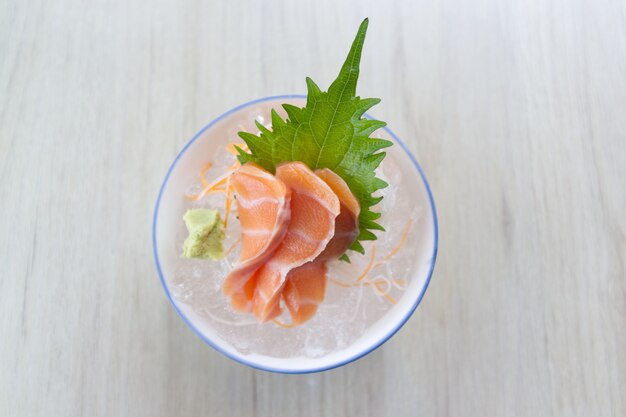 Fatia de salmão ou sashimi de salmão em estilo japonês fresco servido no gelo com wasabi fresco