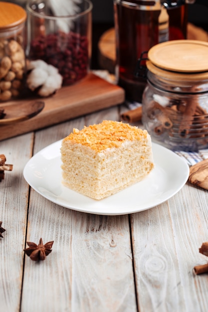 Fatia de sobremesa doce de bolo de mel em um prato