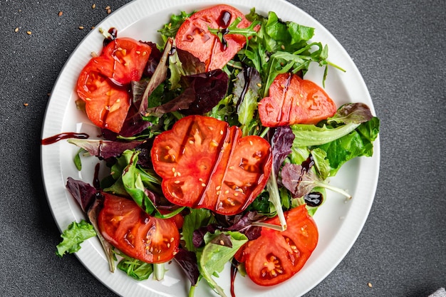 fatia de tomate salada refeição comida lanche na mesa cópia espaço comida fundo rústico vista superior