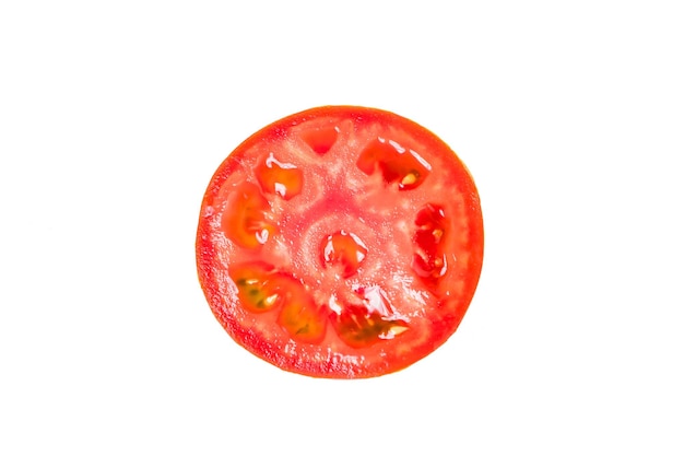 Fatia de tomate vermelho isolada em um fundo branco