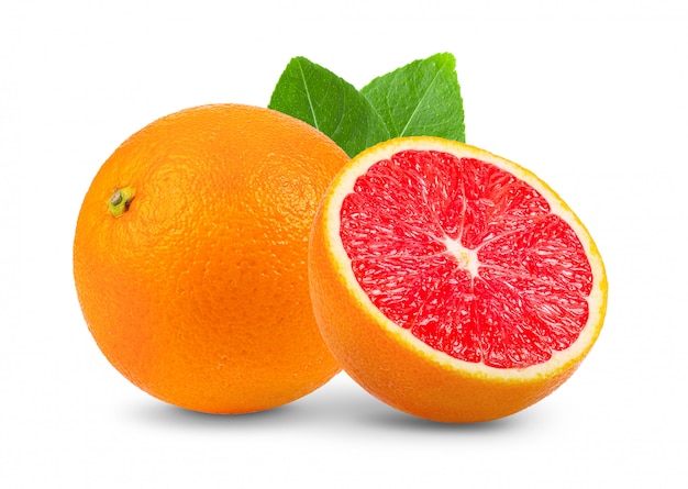 Fatia de toranja laranja rosa com folhas na parede branca.