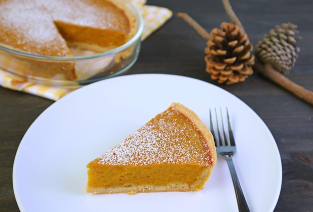 Fatia de torta de abóbora com pinhas embaçadas para o conceito de ação de graças e outono