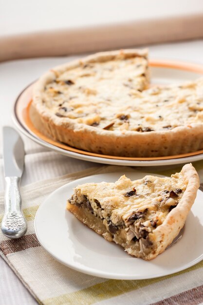 Fatia de torta de frango com cogumelos e queijo em um prato