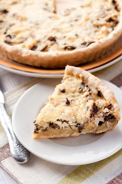 Fatia de torta de frango com cogumelos e queijo em um prato