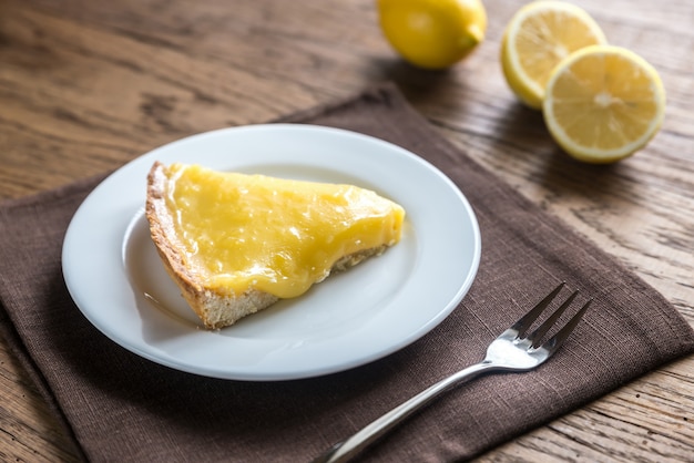 Fatia de torta de limão no prato