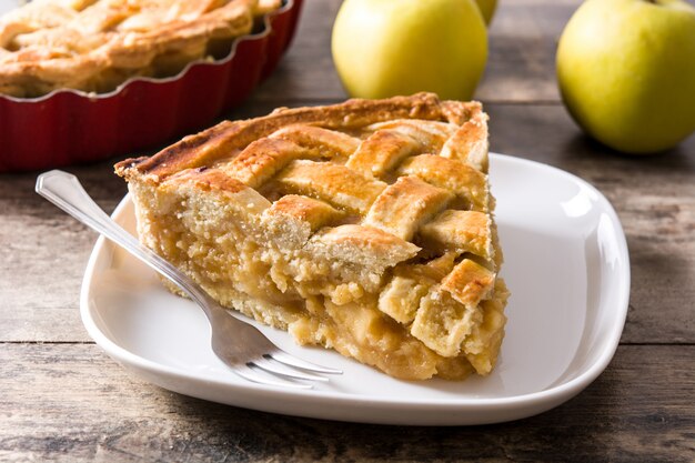 Fatia de torta de maçã caseira na mesa de madeira