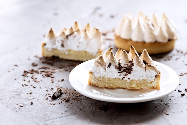 Fatia de tortinha deliciosa com merengue no prato Copie o espaço