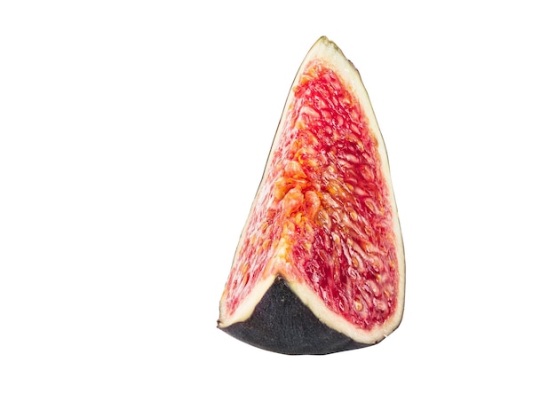 Fatia de um figo roxo isolado em fundo branco com espaço de cópia, pele de fruta doce macia é vermelha fina