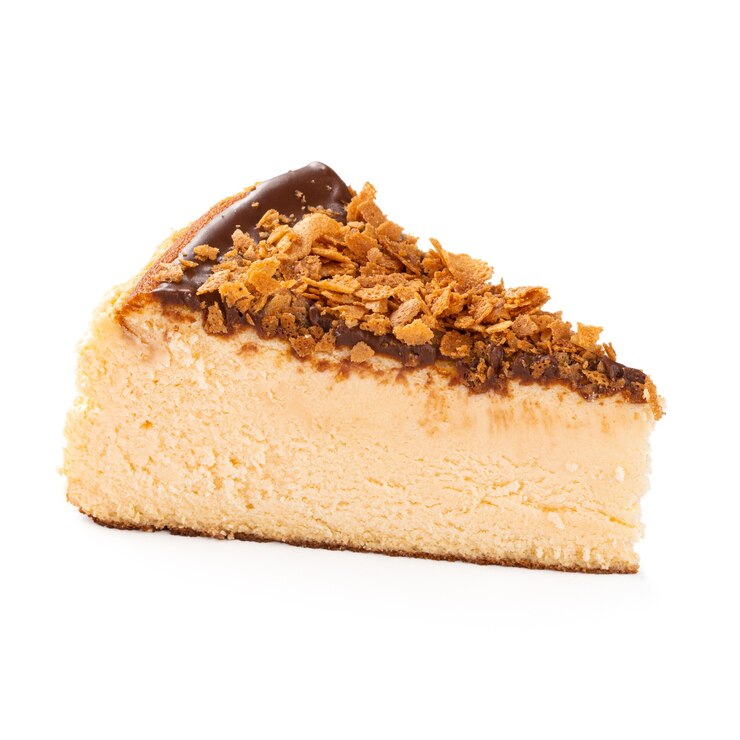 Foto fatia isolada de cheesecake espanhol com chocolate derretido na superfície branca