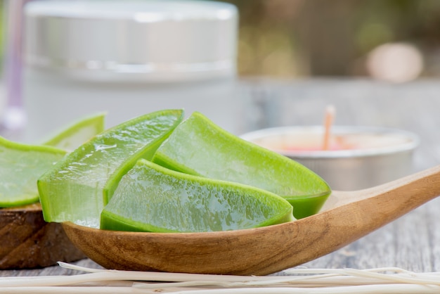 Fatia preparada do aloés vera no uso de madeira da colher no spa para o skincare