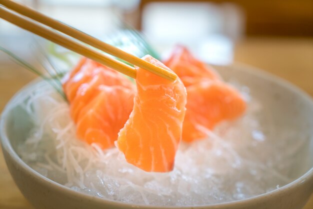 Fatia salmon crua ou sashimi salmon no saque fresco do estilo japonês no gelo na bacia.