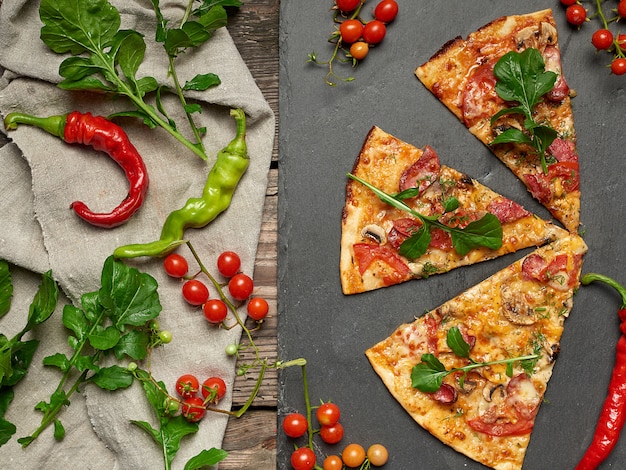 Fatia triangular de pizza assada com cogumelos, linguiças defumadas, tomate e queijo