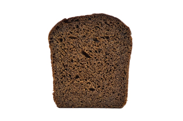 Fatia única de pão de centeio isolada no fundo branco