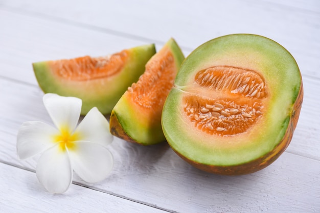 Fatiado cantalupo tailandês frutas tropicais asiáticos e flores em madeira, cantalupo melão muskmelon cucurbitaceae